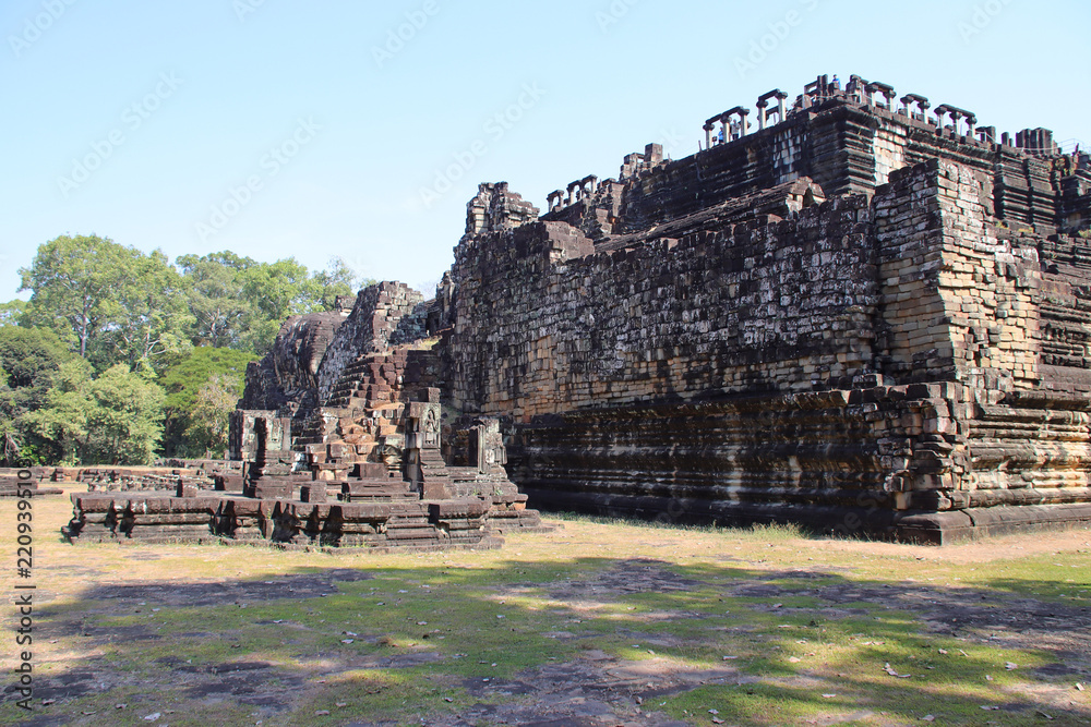 Obraz premium hall (baphuon) in a ruined khmer hindu and buddhist complex (angkor thom) in angkor in siem reap in cambodia 