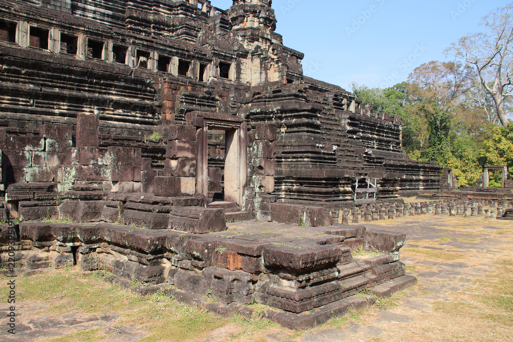 Fototapeta premium hall (baphuon) in a ruined khmer hindu and buddhist complex (angkor thom) in angkor in siem reap in cambodia 