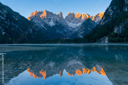 Alpenglühen und perfekte Spiegelung im Dürrensee in den Dolomiten