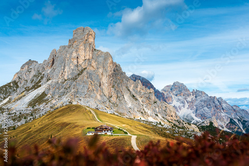 Rifugio Nuvolau und Ra Gusela in den Dolomiten vom Passo Giau im Herbst