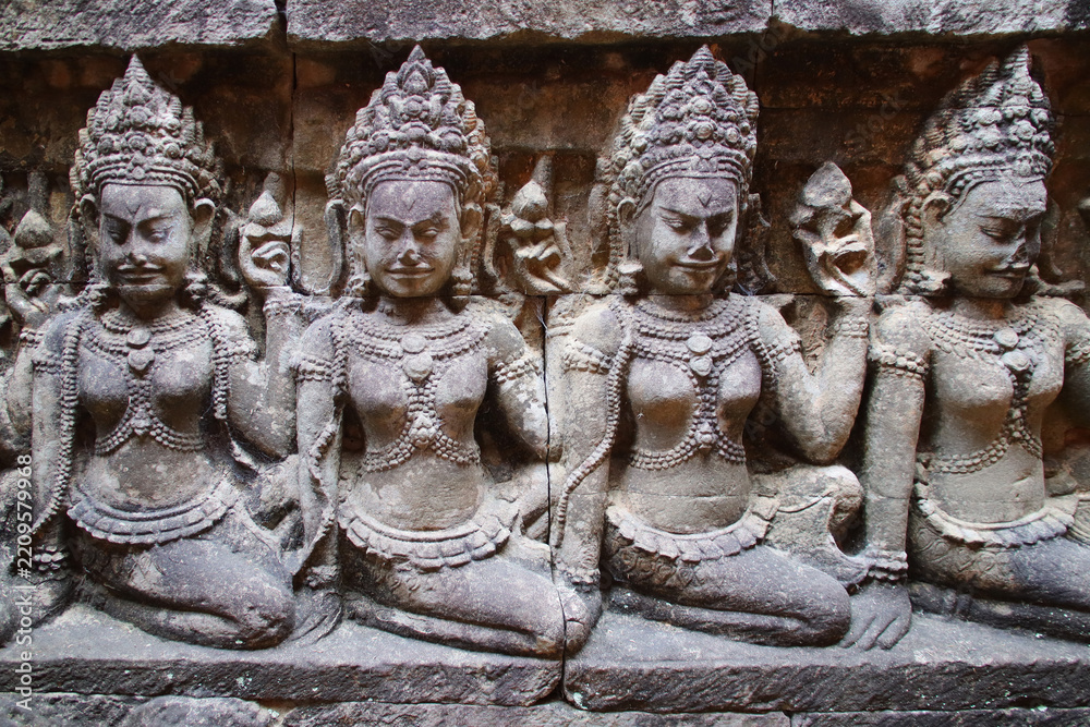Obraz premium sculpted terrace in a ruined khmer hindu and buddhist complex (angkor thom) in angkor in siem reap in cambodia 