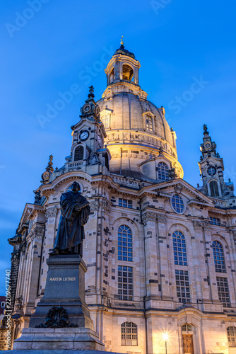 Die beleuchtete Frauenkirche in Dresden auf dem Neumarkt zur Abenddämmerung – Martin-Luther-Denkmal
