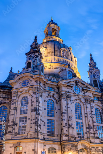 Die beleuchtete Frauenkirche in Dresden auf dem Neumarkt zur Abenddämmerung