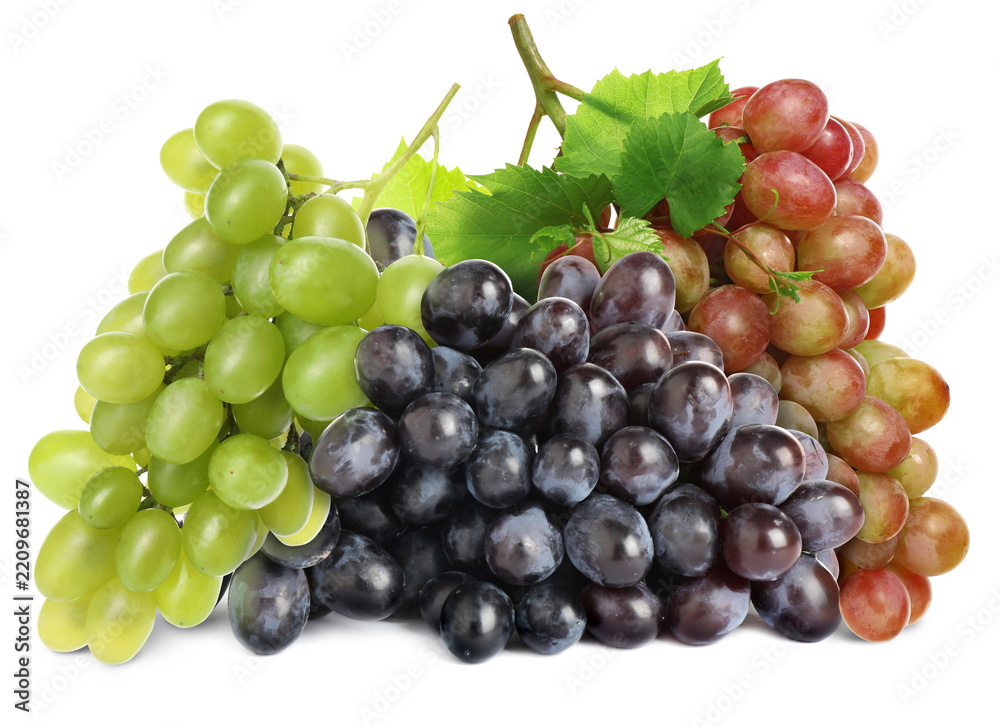 Obraz premium Grapes of different varieties isolated on white
