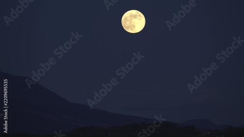 浅間山の稜線から昇る12月の美しい満月と夜空（タイムラプス）