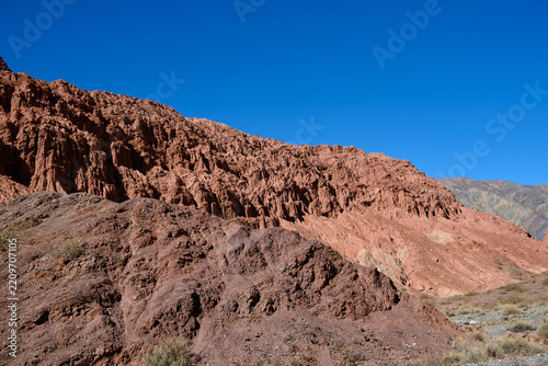 Obraz na plátně Arid mountain landscape showing distinct geological erosion