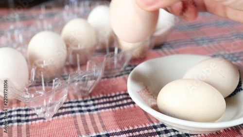 烏骨鶏の高級卵。透明パック入りと白い皿の盛り付け。