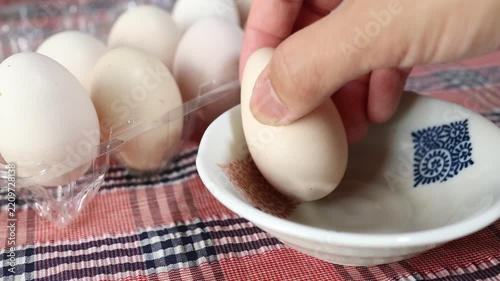 烏骨鶏の高級卵。透明パック入りと白い皿の盛り付け。