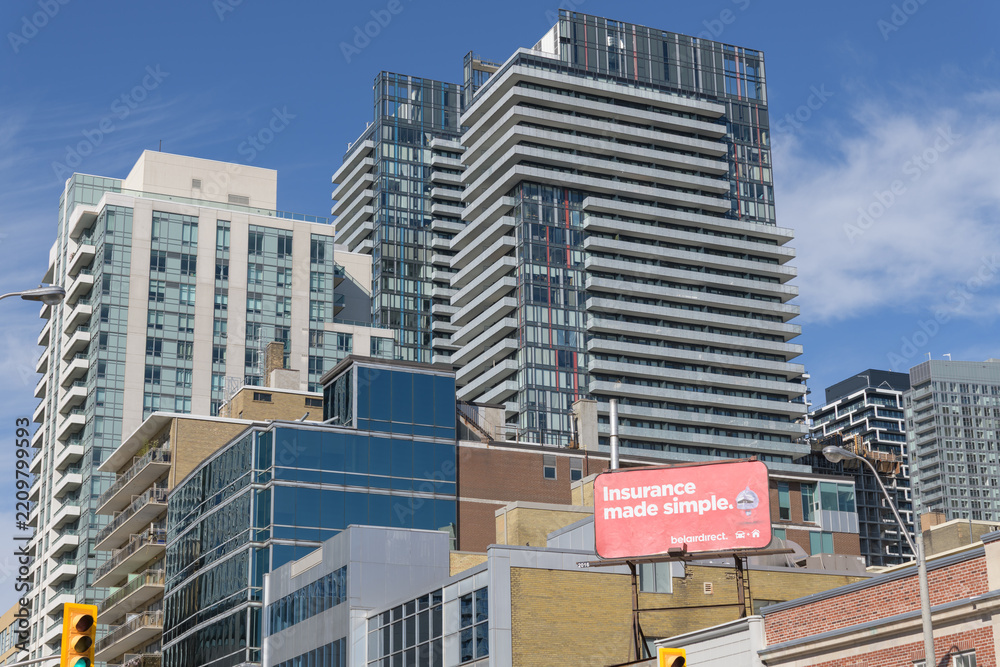 Obraz premium wide view of a rooftop billboard with advertising for belairdirect 