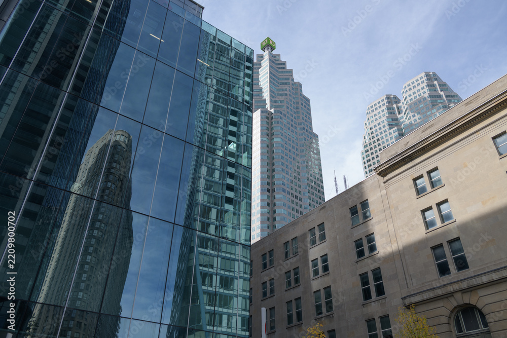 Obraz premium (at left) CIBC Square with reflection of 25 The Esplanade and L-Tower condos, TD Place at Brookfield Place, and rear of historic Dominion Public Building, 1 Front St and Yonge St, Toronto
