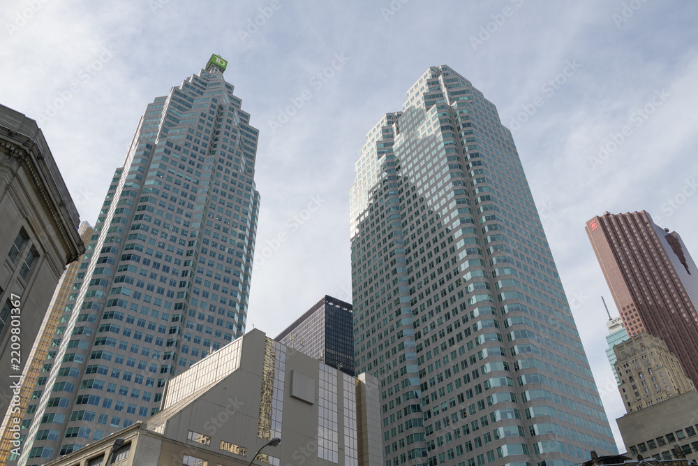 Obraz premium an upward view of (left) TD Place (161 Bay St) and (right) Brookfield Place (181 Bay St), Toronto Financial District