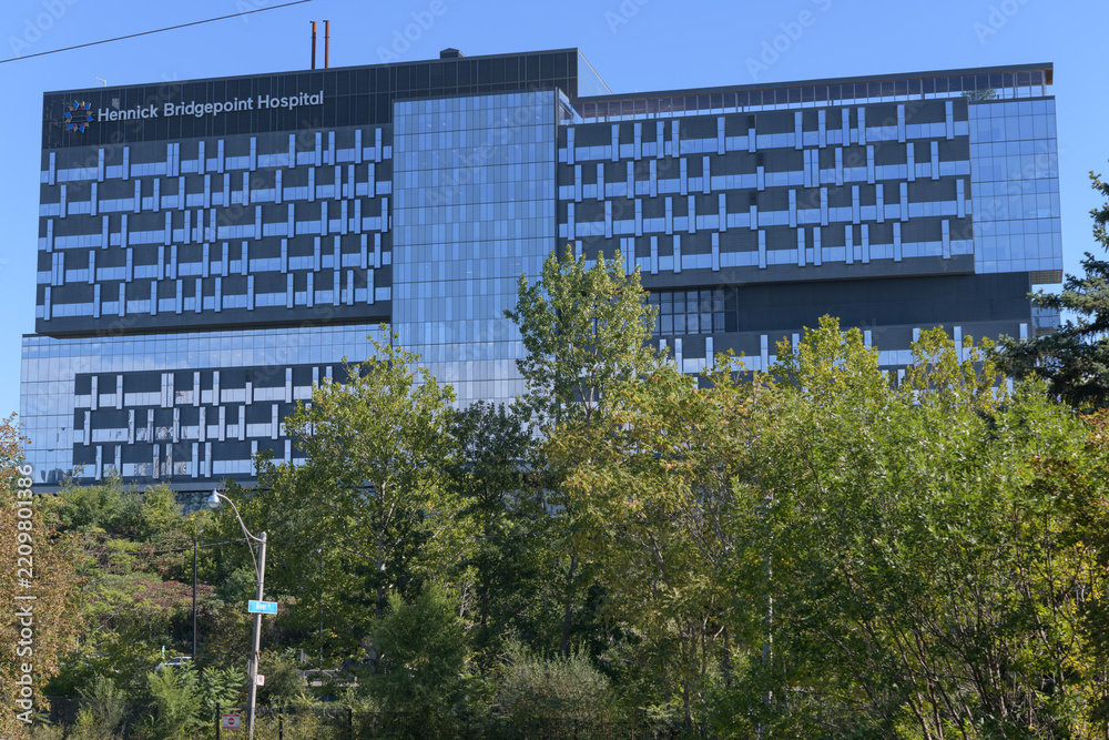 Obraz premium west facing elevation of Hennick Bridgepoint Hospital viewed from River St off ramp, Toronto