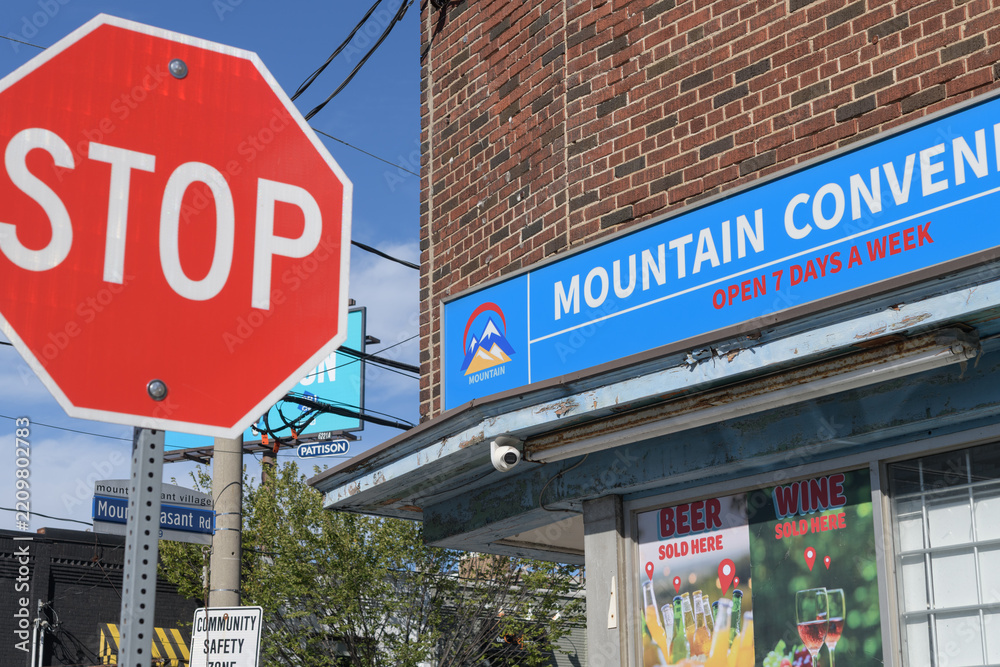 Obraz premium traffic stop and Mountain Convenience signs at Millwood Rd and Mount Pleasant Rd, Toronto