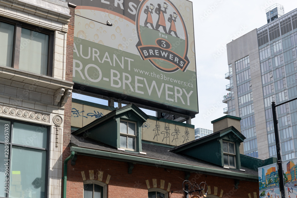 Fototapeta premium rooftop billboard sign at 3 Brasseurs MicroBrewery, a brewpub, located at 275 Yonge St, Toronto