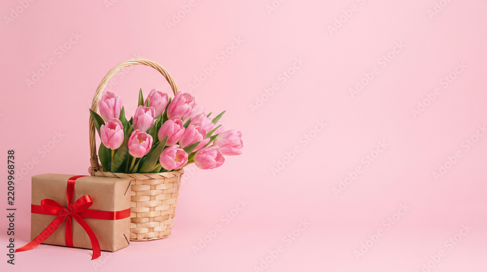 Obraz premium Minimal valentine gift basket with tulips on pastel pink