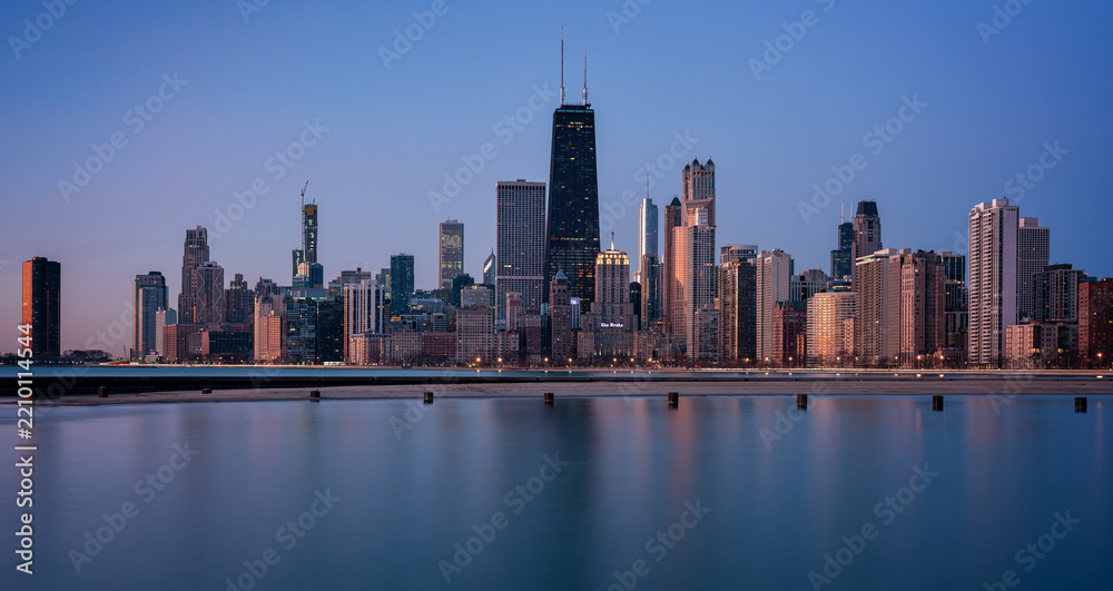 Fototapeta premium Chicago skyline over Lake Michigan at blue hour