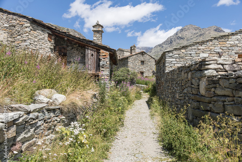Le hameau de l’Ecot, à Bonneval sur Arc en Savoie dans les Alpes en France représente un trésor de l’authenticité montagnarde préservée, avec ses vieilles pierres et ses toits de lauzes.