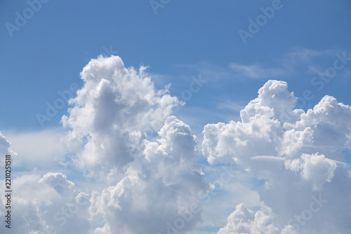 青空に浮かぶ夏の積雲