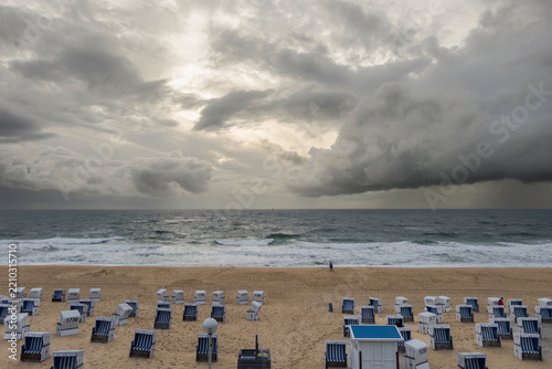 Stürmisches Wetter bei dramatischem Wolkenhimmel auf Sylt, Schleswig-Holstein, Deutschland
