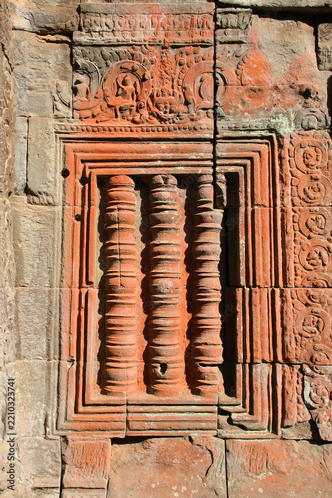 Fototapeta premium ruined khmer hindu and buddhist temple (ta prohm) in angkor in siem reap in cambodia 