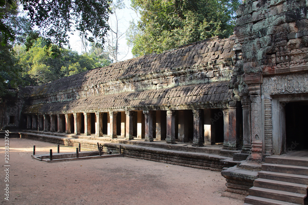 Fototapeta premium ruined khmer hindu and buddhist temple (ta prohm) in angkor in siem reap in cambodia 