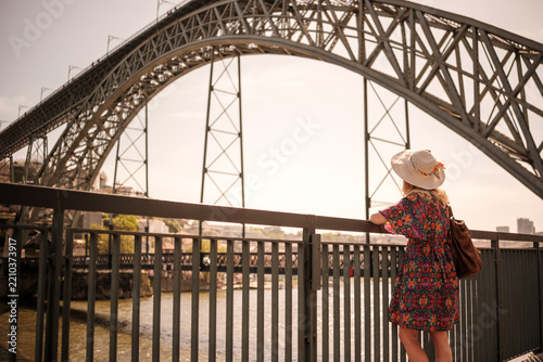 Fotografie Woman traveling porto admiring dom luís i bridge