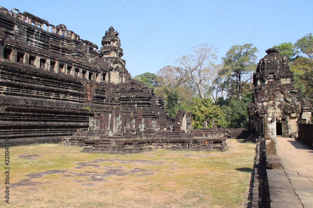 Fototapeta premium hall (baphuon) in a ruined khmer hindu and buddhist complex (angkor thom) in angkor in siem reap in cambodia 