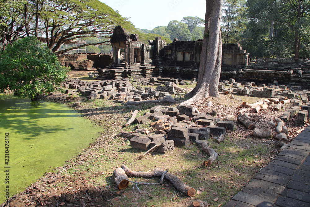 Fototapeta premium hall (baphuon) in a ruined khmer hindu and buddhist complex (angkor thom) in angkor in siem reap in cambodia 