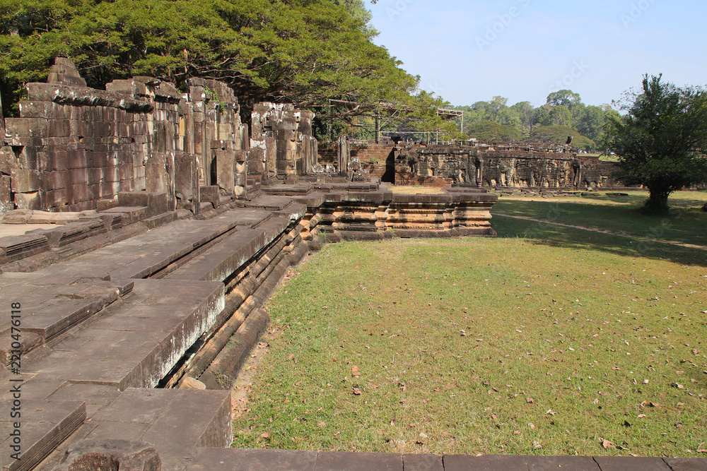 Obraz premium hall (baphuon) in a ruined khmer hindu and buddhist complex (angkor thom) in angkor in siem reap in cambodia 