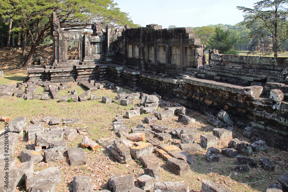 Obraz premium hall (baphuon) in a ruined khmer hindu and buddhist complex (angkor thom) in angkor in siem reap in cambodia 