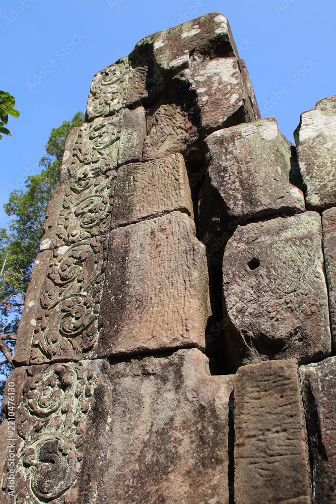 Obraz premium hall (baphuon) in a ruined khmer hindu and buddhist complex (angkor thom) in angkor in siem reap in cambodia 