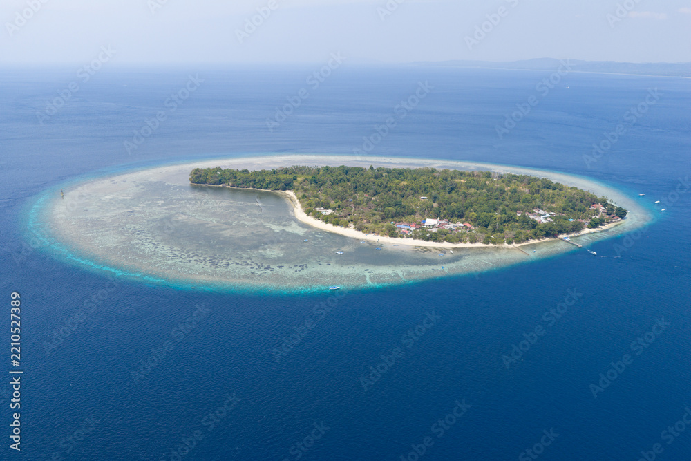 Obraz premium Siladen Island is part of the Bunaken National Marine Park in North Sulawesi, Indonesia. The area's coral reefs harbor spectacular marine biodiversity and are a destination for divers and snorkelers.