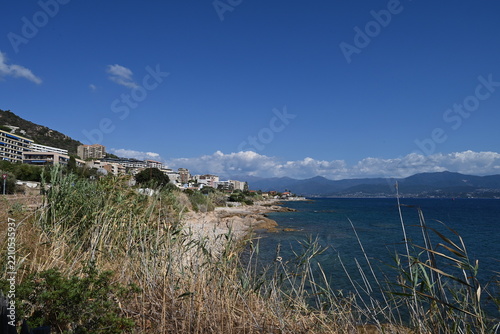 Littoral urbanisé d'Ajaccio bordant la mer Méditerranée avec des montagnes au second plan