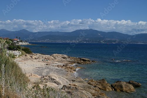 Plage de Pasci Pecura bordant la mer Méditerranée à Ajaccio avec des montagnes au secon plan