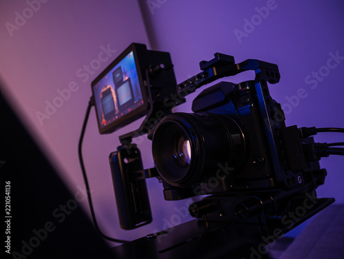 Mirrorless camera rig filmed through teleprompter glass with external monitor
