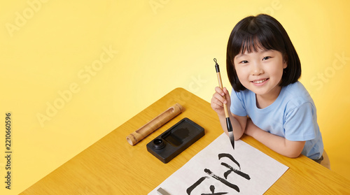 노란 책상에서 붓글씨를 연습하는 여자아이 · Girl Practicing Brush Calligraphy at a Yellow Desk