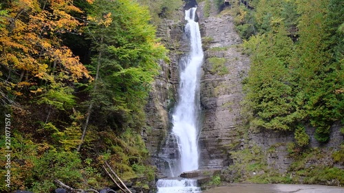 La chute Jean-Larose à Beaupré. Attraction touristique à Beaupré, Québec, Canada en automne.