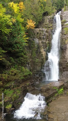 La chute Jean-Larose à Beaupré. Attraction touristique à Beaupré, Québec, Canada en automne.