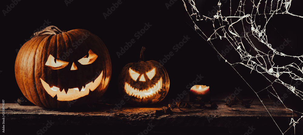 Fototapeta premium spooky Halloween background with jack'o'lanterns in the night