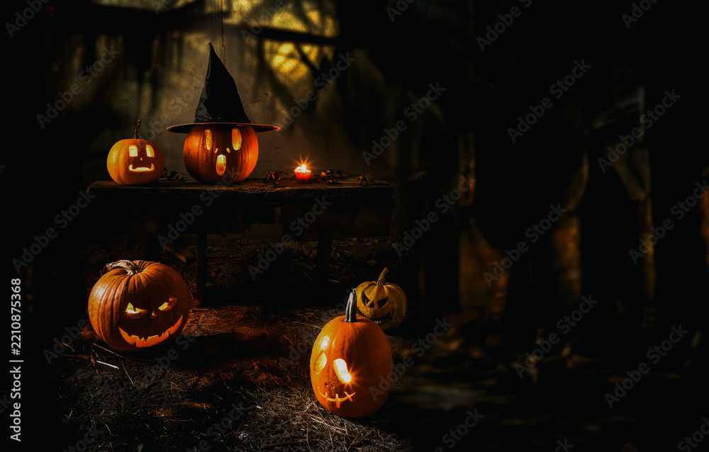 Fototapeta premium spooky Halloween background with jack'o'lanterns in the night