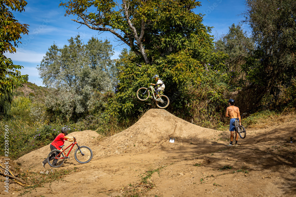 Obraz premium Dirt bike rider jumping on a dirt track in Arripiado village by the Tagus River, Portugal