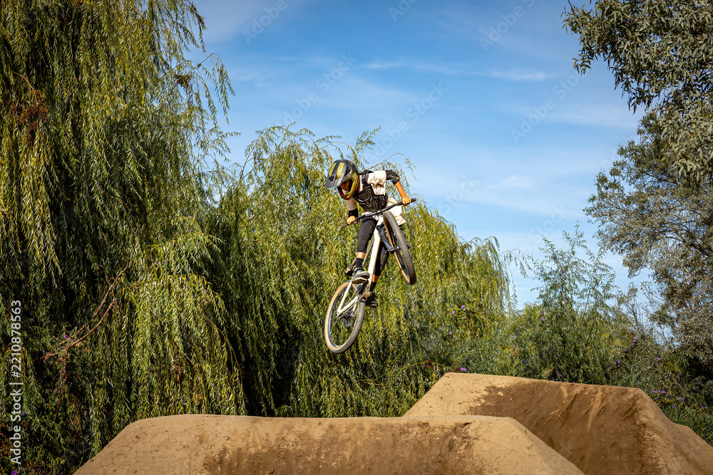 Obraz premium Dirt bike rider jumping on a dirt track in Arripiado village by the Tagus River, Portugal