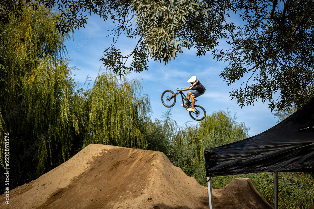 Obraz premium Dirt bike rider jumping on a dirt track in Arripiado village by the Tagus River, Portugal