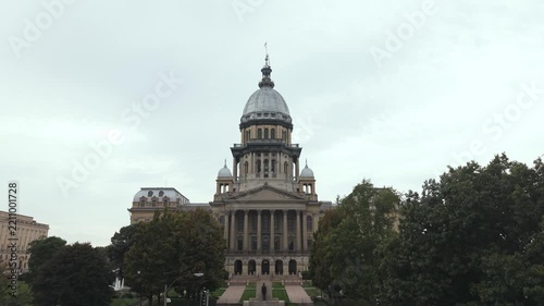 Illinois State Capitol - drone backs away