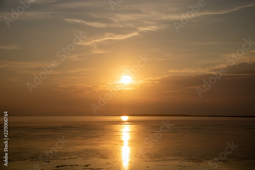 夕日を反射する美しい夕暮れの湖