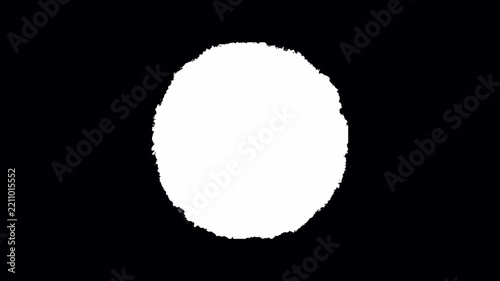 4K White Rough Grunge Circle Shape Animation on Transparent Background, Distressed Edge Circular Overlay for Vintage Transitions and Creative Design