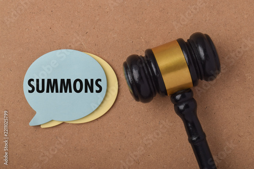 Fotografie A judge's gavel beside a speech bubble labeled summons, representing legal notices, court proceedings, judicial authority, and litigation