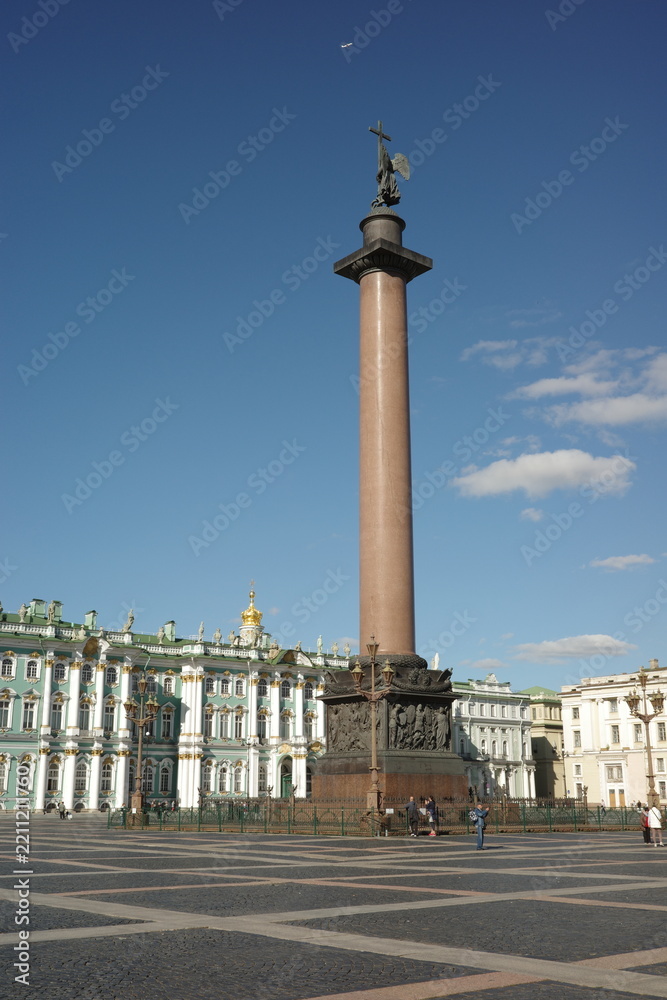 Obraz premium Alexander Column in Palace Square Saint Petersburg on a sunny day