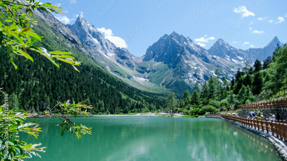 Obraz premium Landscape of the lake and greenery forest with four girls mountain range in Bipenggou, Chengdu China