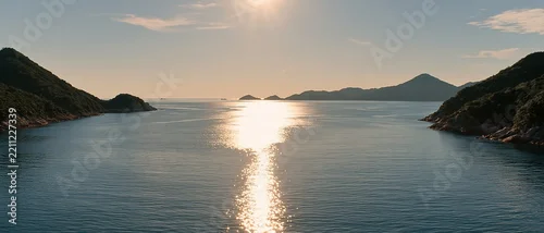 Panel kuchenny z motywem Serene Ocean Bay at Sunrise with Sun Reflecting on Calm Water and Lush Green Islands